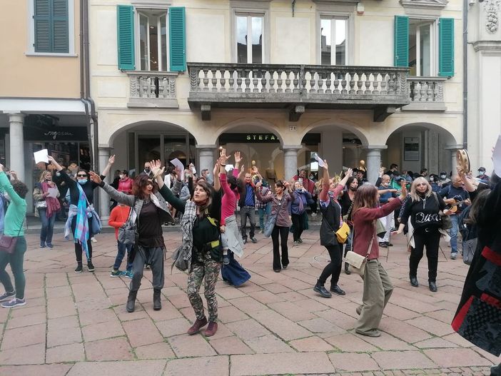 VIDEO. Senza mascherina sfilano suonando, ballando e cantando. Flashmob no-vax in centro a Varese