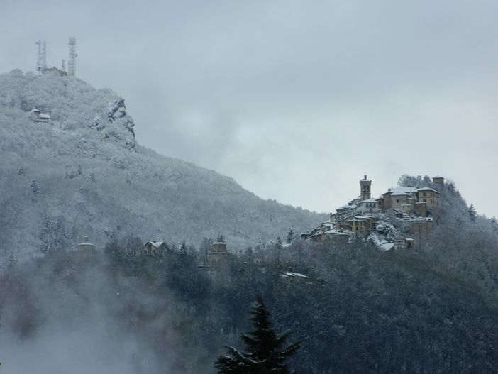 Giovedì dal tardo pomeriggio la neve non comparirà soltanto al Sacro Monte e al Campo dei Fiori (Foto Centro Geofisico Prealpino) Giovedì dal tardo pomeriggio la neve non comparirà soltanto al Sacro Monte e al Campo dei Fiori (Foto Centro Geofisico Prealpino)