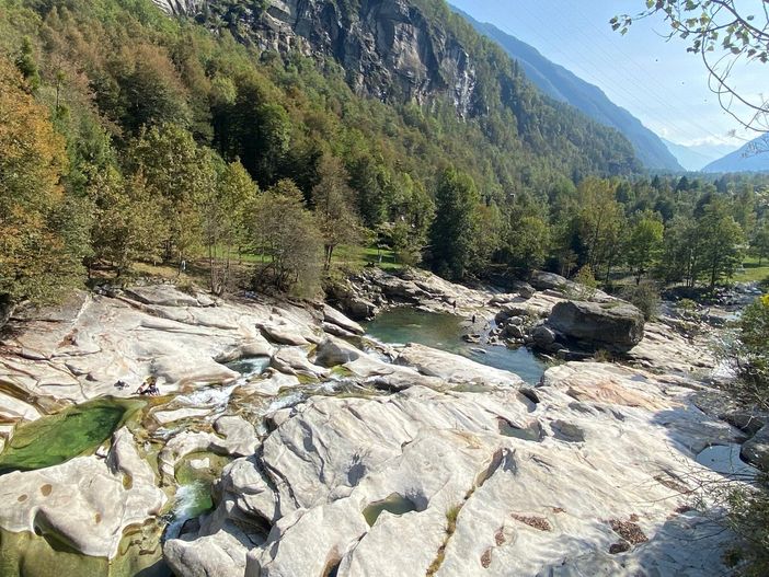 Si butta nel fiume per salvare il cane e rimane bloccata in acqua. Donna salvata dalle acque degli Orridi di Uriezzo