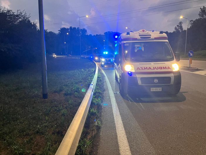 Un uomo in parapendio precipita nella zona dei Ronchi (foto a destra) e i soccorritori mentre setacciano la vegetazione a fianco della ciclabile Un uomo in parapendio precipita nella zona dei Ronchi (foto a destra) e i soccorritori mentre setacciano la vegetazione a fianco della ciclabile