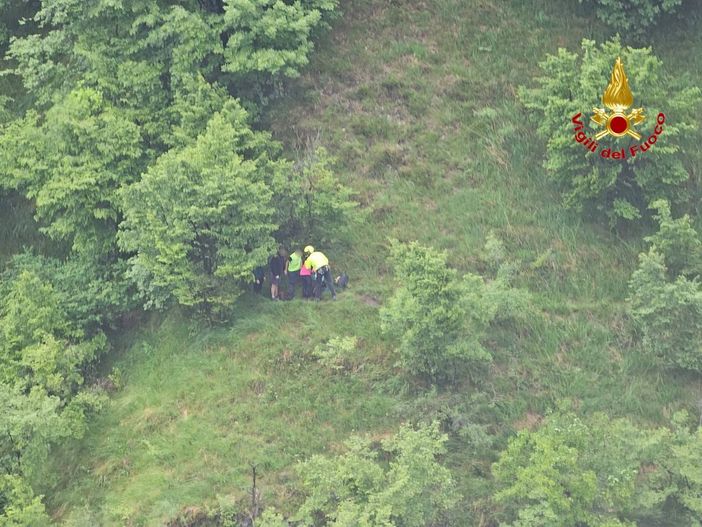 L'elicottero dei vigili del fuoco di Malpensa salva quattro escursionisti in difficoltà nel Bresciano