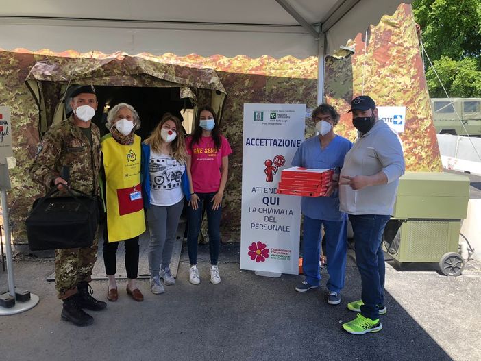 Pizze gratis per volontari, militari e operatori sanitari dell'hub della Schiranna