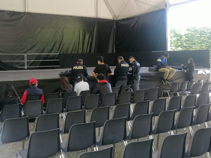 Musica, bivacchi e lanci di sedie ai Giardini: la polizia identifica un gruppo di ragazzini