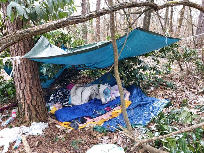 FOTO.Parco Pineta, ripulita la discarica abusiva. Smantellati anche gli accampamenti dei pusher