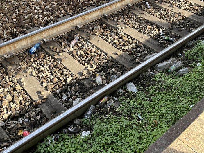 VIDEO. Sfreccia l'inciviltà sui binari