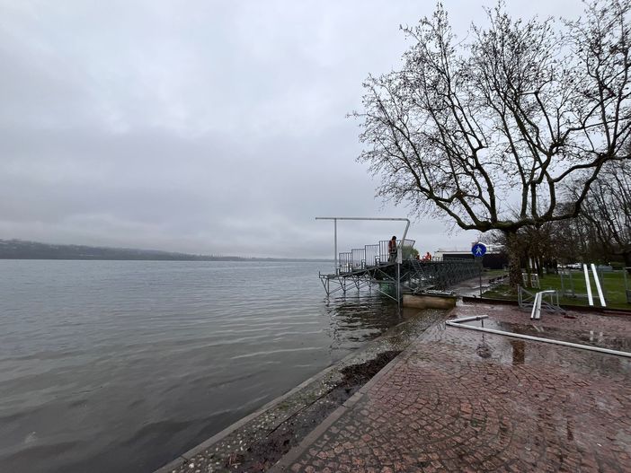 Maltempo, torna a salire il livello del lago di Varese: alla Schiranna si lavora "a mollo"