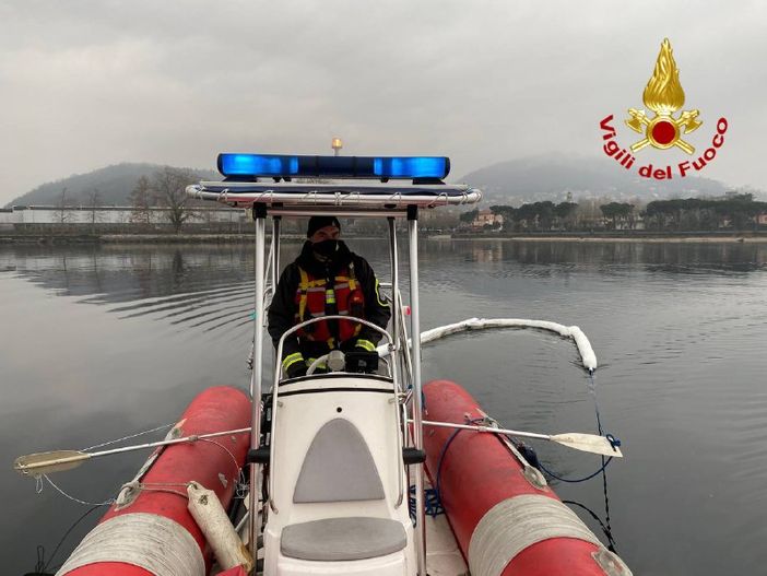Sversamento di idrocarburi nel Fiume Tresa, vigili del fuoco al lavoro con il soccorso acquatico