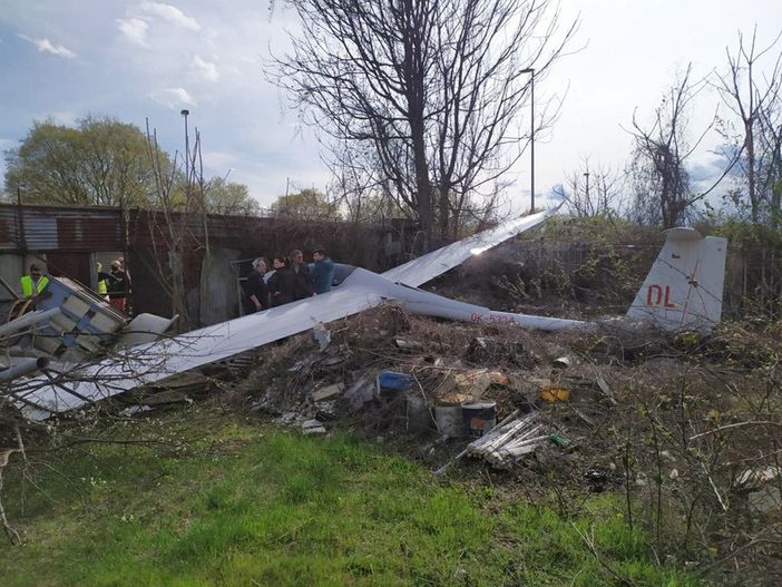 Ultraleggero precipita al Campo Volo di Torino, miracolosamente illese le due persone a bordo Ultraleggero precipita al Campo Volo di Torino, miracolosamente illese le due persone a bordo
