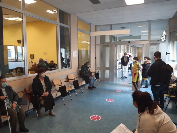 Riprese le vaccinazioni a personale scolastico e forze dell'ordine con vaccino Astra Zeneca Riprese le vaccinazioni a personale scolastico e forze dell'ordine con vaccino Astra Zeneca