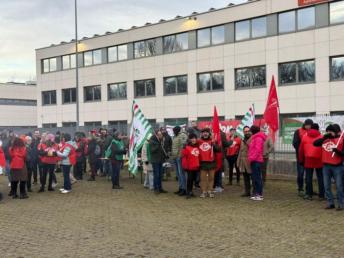 Il presidio di questa mattina dei lavoratori della Meta System di Mornago Il presidio di questa mattina dei lavoratori della Meta System di Mornago