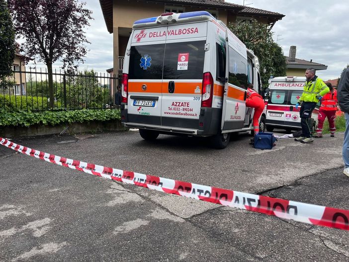 Sangue e follia a Varese: accoltella l'ex moglie e il suocero. Morto l'uomo, grave la donna. L'aggressore aveva il divieto di avvicinamento Sangue e follia a Varese: accoltella l'ex moglie e il suocero. Morto l'uomo, grave la donna. L'aggressore aveva il divieto di avvicinamento