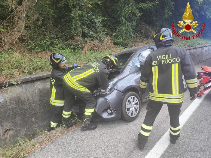 L'auto incidentata dopo essere andata a sbattere contro il muro lungo la Sp1 alla Schiranna