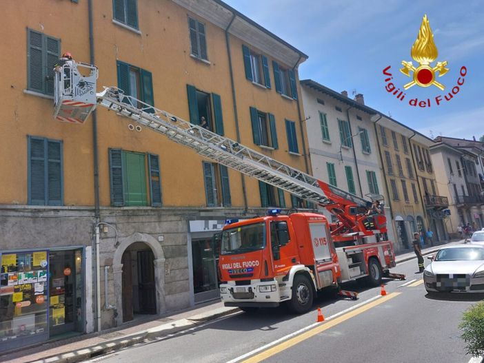 L'intervento di oggi dei vigili del fuoco di Como nell'abitazione di via Milano L'intervento di oggi dei vigili del fuoco di Como nell'abitazione di via Milano
