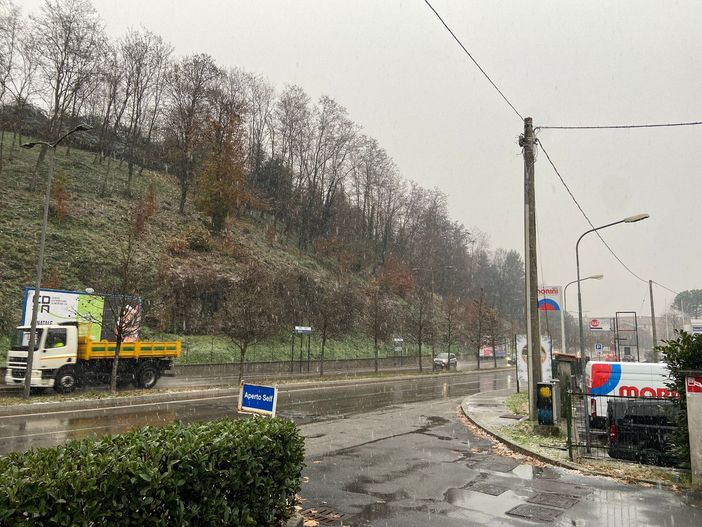 Primi fiocchi bianchi nel pomeriggio a Bizzozero (foto in alto e prima immagine sotto nella gallery), in viale Europa a Varese e al Tennis Club Casciago, poi a Castronno (due foto) e al Campo dei Fiori (ultimi tre scatti)