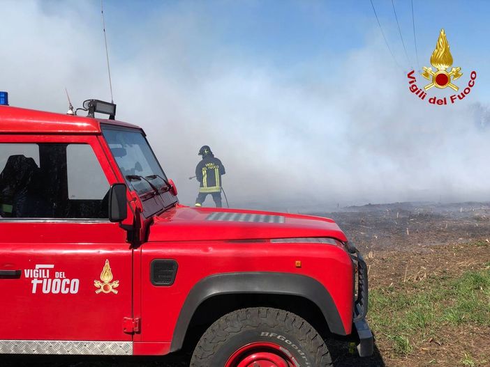Incendi nei boschi, rogo sotto controllo a Marzio. Allerta altissima, il pericolo è il vento Incendi nei boschi, rogo sotto controllo a Marzio. Allerta altissima, il pericolo è il vento