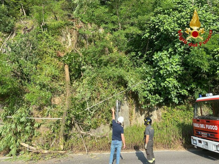 Frana a Maccagno con Pino e Veddasca, vigili del fuoco in azione e disagi alla circolazione