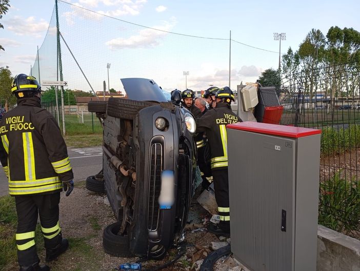Auto si ribalta a Busto: soccorsa anche una bimba di 9 anni