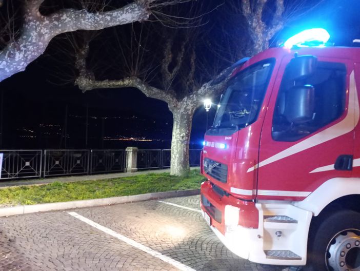 Notte di raffiche di vento sul Varesotto, vigili del fuoco al lavoro: tetto scoperchiato finisce contro delle case a Germignaga Notte di raffiche di vento sul Varesotto, vigili del fuoco al lavoro: tetto scoperchiato finisce contro delle case a Germignaga
