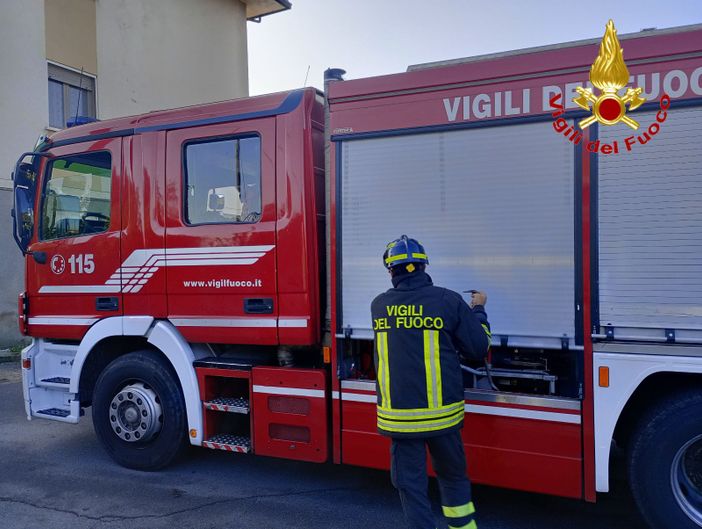 I vigili del fuoco in azione in via Cavour a Varese I vigili del fuoco in azione in via Cavour a Varese