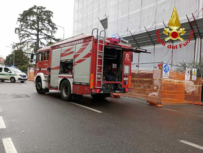 Vigili del fuoco in azione in via Monterosa a Varese per la fuga di gas