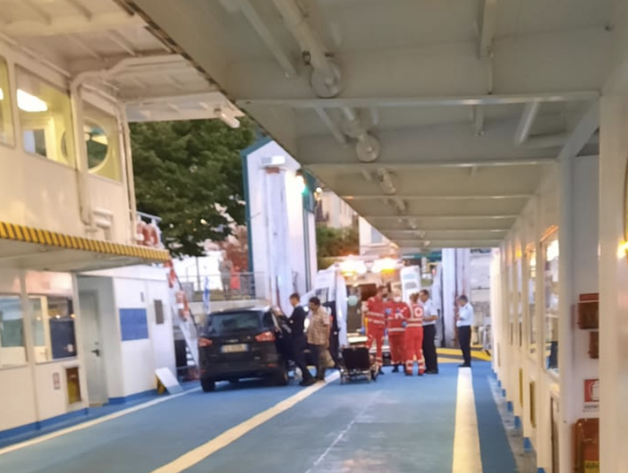 Parto a bordo del traghetto Ticino durante la traversata da Intra a Laveno. Motorista ed equipaggio "angeli" della vita Parto a bordo del traghetto Ticino durante la traversata da Intra a Laveno. Motorista ed equipaggio "angeli" della vita