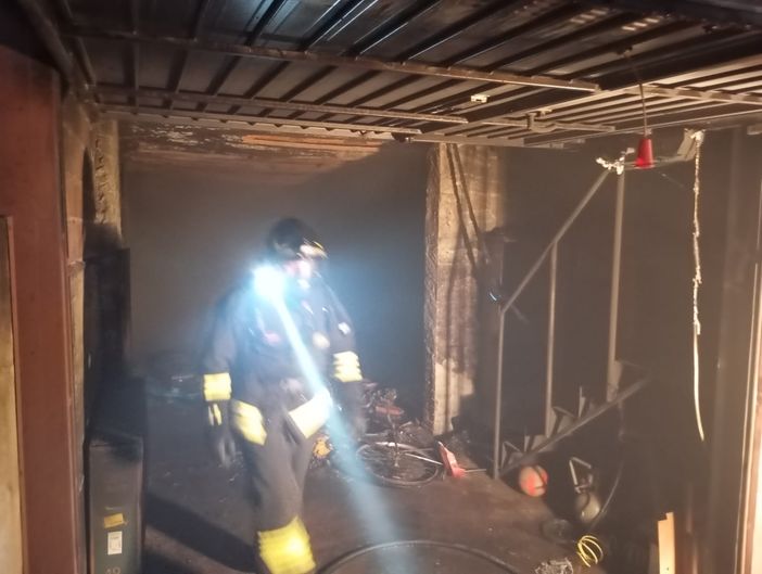 Le immagini dell'incendio della villetta di Besnate di venerdì sera