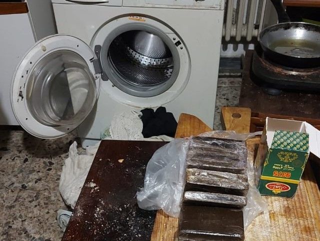 Nascondeva un chilo di hashish tra i panni sporchi in lavatrice: arrestato un 48enne marocchino Nascondeva un chilo di hashish tra i panni sporchi in lavatrice: arrestato un 48enne marocchino
