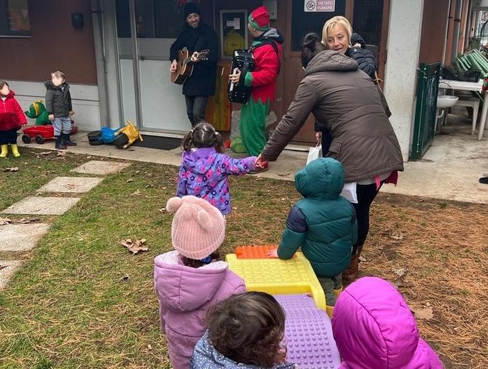 Due musicisti olgiatesi al nido per insegnare ai piccoli a sognare
