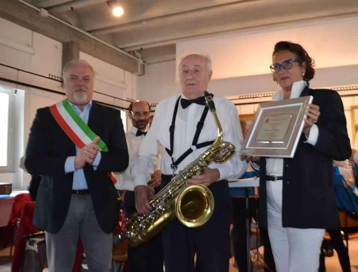 Daniele Besozzi in una foto tratta dalla pagina Facebook del Corpo Musicale Colombo che lo ritrae premiato per i 70 anni di banda Daniele Besozzi in una foto tratta dalla pagina Facebook del Corpo Musicale Colombo che lo ritrae premiato per i 70 anni di banda