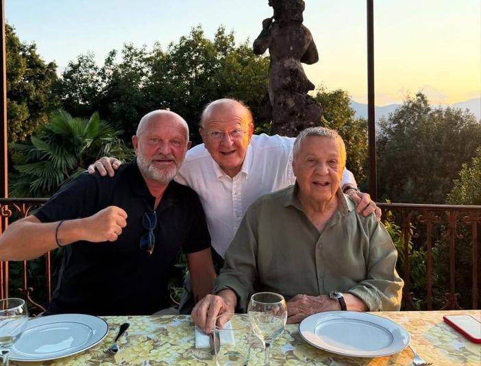 Il compleanno di Renato Pozzetto sul lago Maggiore con Pucci e Boldi (foto da Instagram di Andrea Pucci) Il compleanno di Renato Pozzetto sul lago Maggiore con Pucci e Boldi (foto da Instagram di Andrea Pucci)