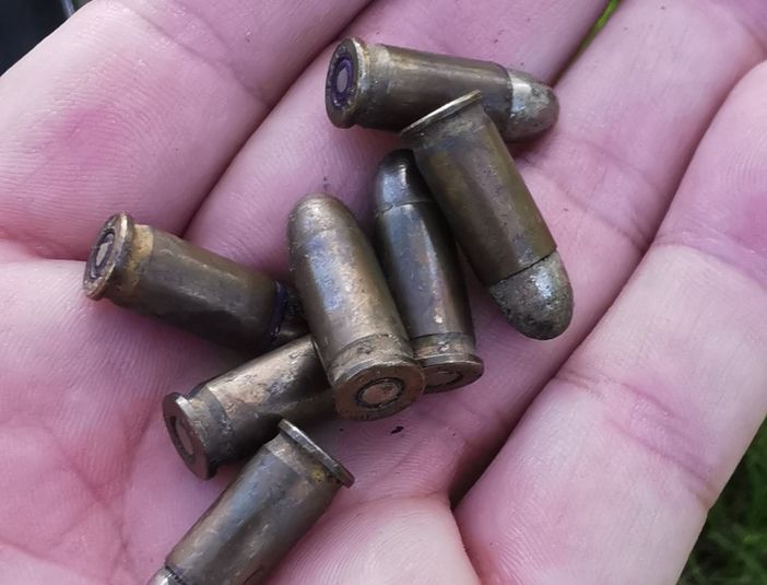 I bossoli ripescati dalle acque del lago di Comabbio da Marco Gaspari I bossoli ripescati dalle acque del lago di Comabbio da Marco Gaspari