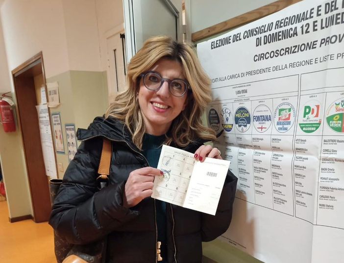 Il sindaco di Viggiù Emanuela Quintiglio al seggio (foto dalla sua pagina Facebook)