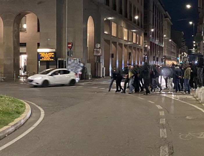 Un'auto con una bandiera del Napoli prova a festeggiare in piazza Monte Grappa, presidiata dagli ultrà varesini, dopo lo scudetto