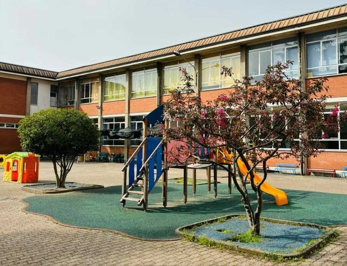 Scuola dell’Infanzia Crespi da parrocchiale a statale. I genitori: «Scelta subita, che ne sarà delle maestre e del nostro progetto educativo?»