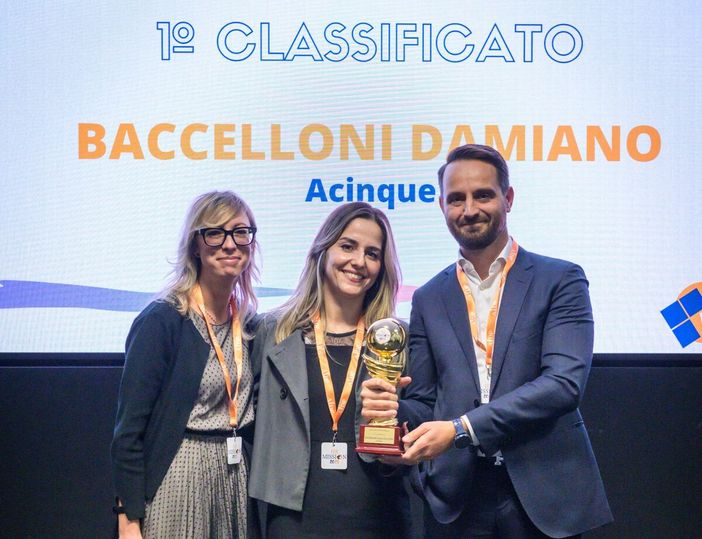 La premiazione di Acinque: da sinistra Giuseppa Castore, Simona Grandi e Damiano Baccelloni