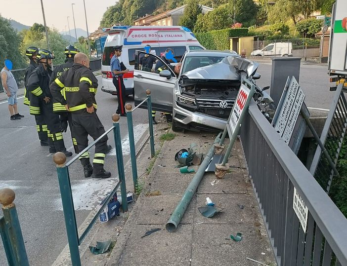 Auto va a sbattere sul ponte della 394 tra Luino e Germignaga: due persone coinvolte, abbattuto il semaforo e cartelli stradali Auto va a sbattere sul ponte della 394 tra Luino e Germignaga: due persone coinvolte, abbattuto il semaforo e cartelli stradali
