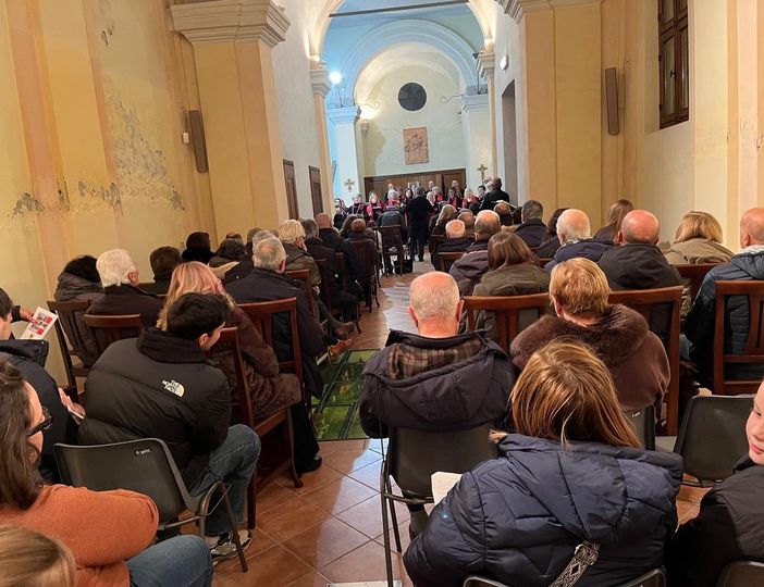 Busto, grande successo per il Coro Gallazzi: il concerto di Natale alla Cascina dei Poveri conquista il pubblico