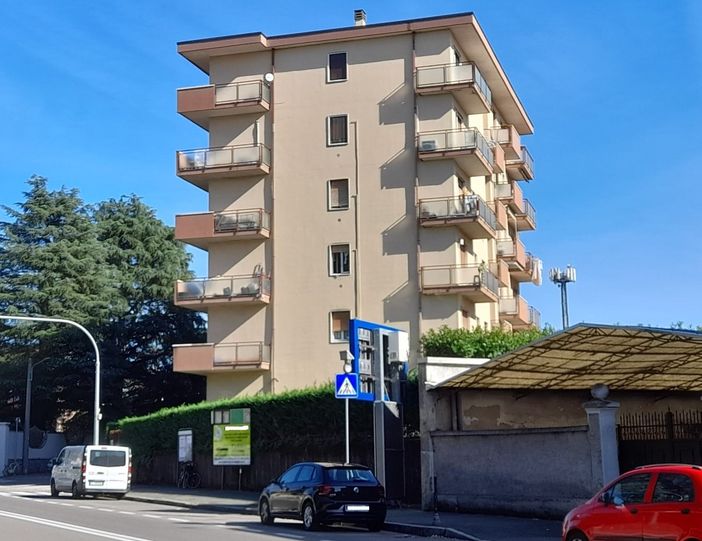 Il condominio in cui vivevano Renato Oggioni e Carla Marmonti