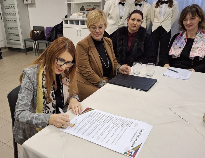 La dirigente Maria Cristina Cesarano firma il decalogo con i principi che informeranno l'azione del Verri