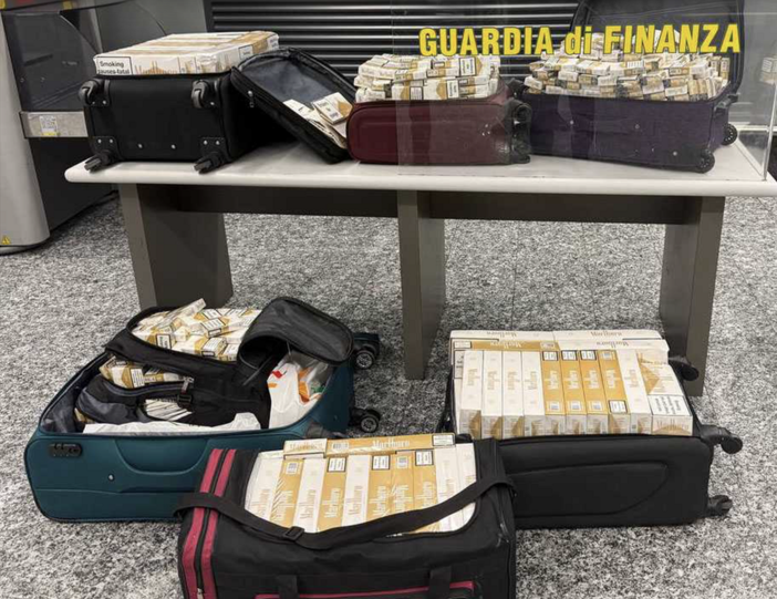 Alcune delle sigarette di contrabbando rinvenute a Malpensa