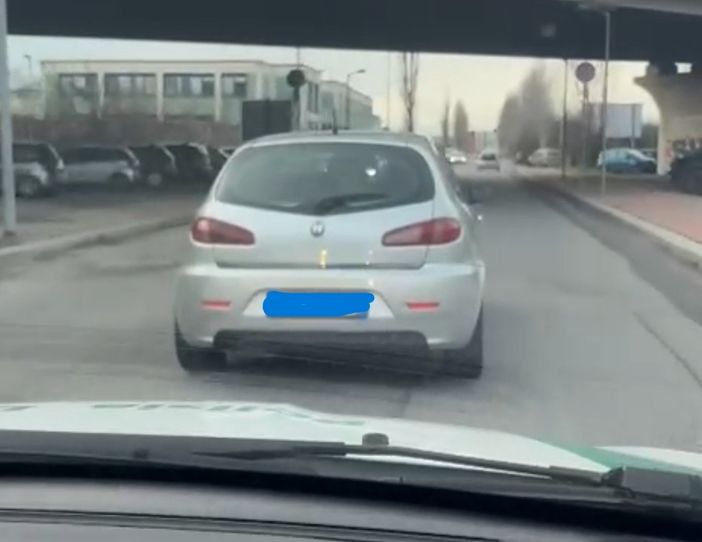 Il mezzo in fuga, inquadrato dall auto della Polizia Locale Il mezzo in fuga, inquadrato dall auto della Polizia Locale