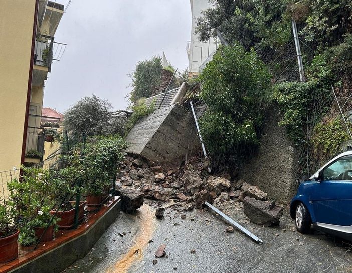 Paura a Varazze per un crollo che avrebbe potuto avere conseguenze drammatiche. Sotto in gallery la situazione a Mallare, in Val Bormida, Savona e Albenga Paura a Varazze per un crollo che avrebbe potuto avere conseguenze drammatiche. Sotto in gallery la situazione a Mallare, in Val Bormida, Savona e Albenga