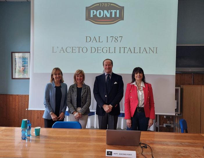 VIDEO. Al Fermi sale in cattedra Giacomo Ponti: «Vi esorto a essere “golosi” di tutte le opportunità di formazione che la vita vi offre» VIDEO. Al Fermi sale in cattedra Giacomo Ponti: «Vi esorto a essere “golosi” di tutte le opportunità di formazione che la vita vi offre»
