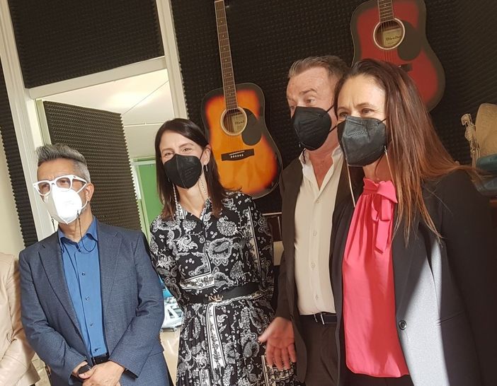 Nelle foto: la dirigente scolastica Viviana Colombo, il suo vice Emilio Bonvini e i direttori di Acof, Mauro e Cinzia Ghisellini, negli spazi della scuola Montessori di via Damiano Chiesa a Castellanza