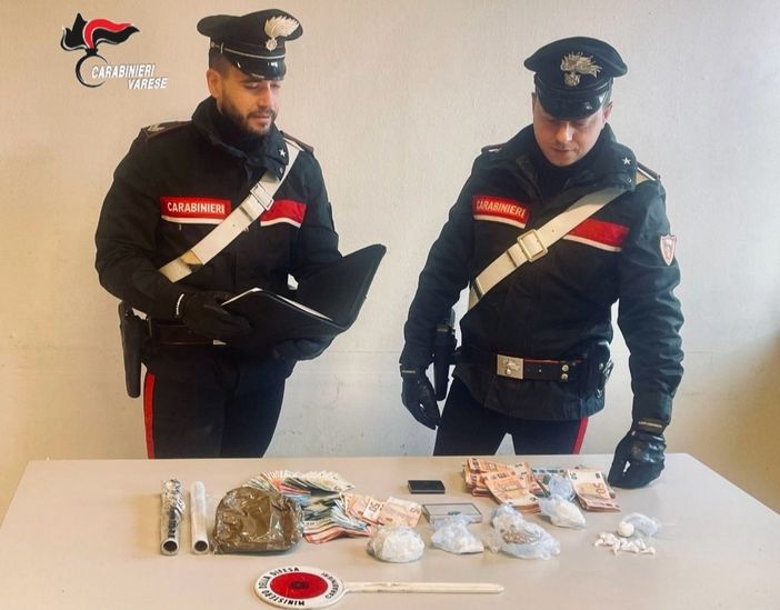 Cocaina e denaro in casa, cinquantaseienne in manette Cocaina e denaro in casa, cinquantaseienne in manette