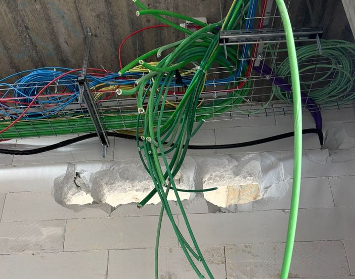 Raid al nuovo Palaginnastica: «Tagliati cavi e tubature, danno pesante. Slitterà tutto»