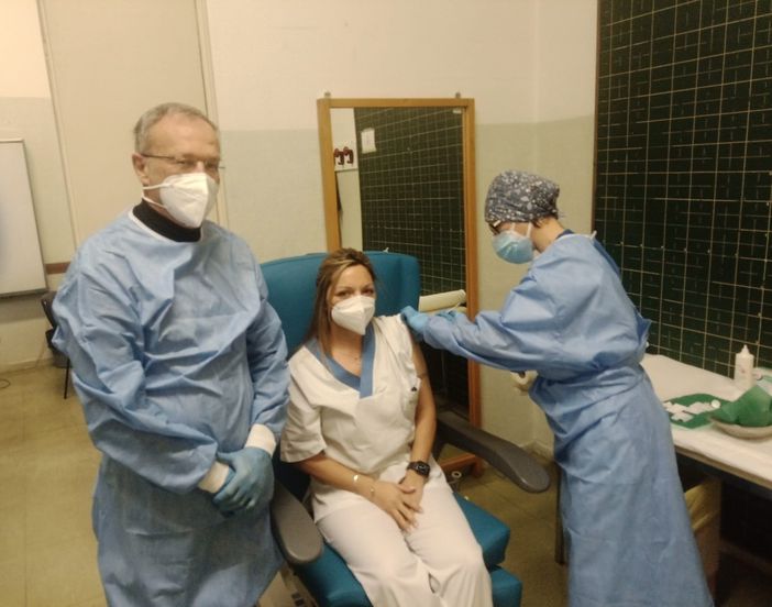 Il dottor Emilio Pozzi, a Gallarate, è uno dei medici rientrati per vaccinare