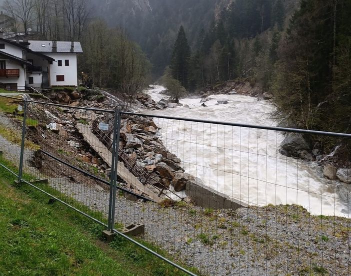 Tra Macugnaga e Villadossola (foto sotto) il maltempo colpisce con smottamenti e frane
