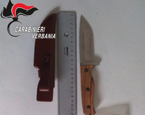 Sperona un'auto, si barrica in casa e aggredisce i carabinieri con un coltello Sperona un'auto, si barrica in casa e aggredisce i carabinieri con un coltello