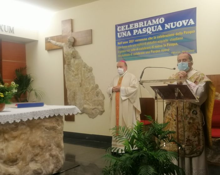 Monsignor Delpini all'ospedale di Circolo celebra la messa in suffragio delle vittime di Covid: «Non ho risposte alle vostre domande, ma posso regalarvi cinque parole amiche»